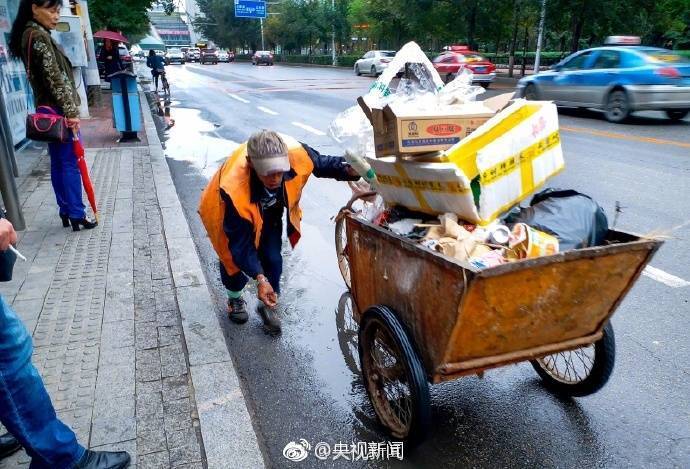 你扔一個(gè)煙頭，他們可能被罰款甚至付出生命[話筒]