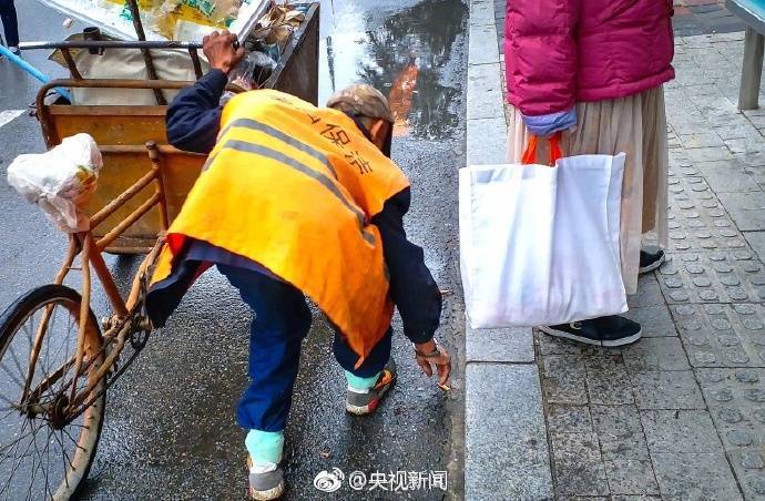 你扔一個(gè)煙頭，他們可能被罰款甚至付出生命[話筒]