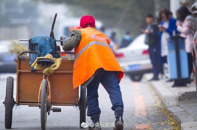 你扔一個(gè)煙頭，他們可能被罰款甚至付出生命[話筒]