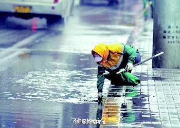 你扔一個(gè)煙頭，他們可能被罰款甚至付出生命[話筒]