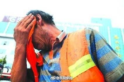 你扔一個(gè)煙頭，他們可能被罰款甚至付出生命[話筒]