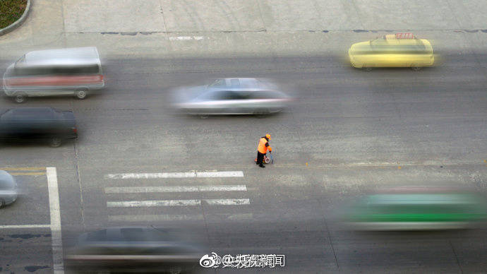 你扔一個(gè)煙頭，他們可能被罰款甚至付出生命[話筒]