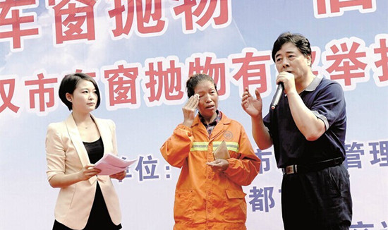 2014年10月，武漢某環(huán)衛(wèi)女工在制止一寶馬車主車窗拋物時(shí)，被后者連扇兩耳光。報(bào)案后，獲得1000元的“委屈獎”