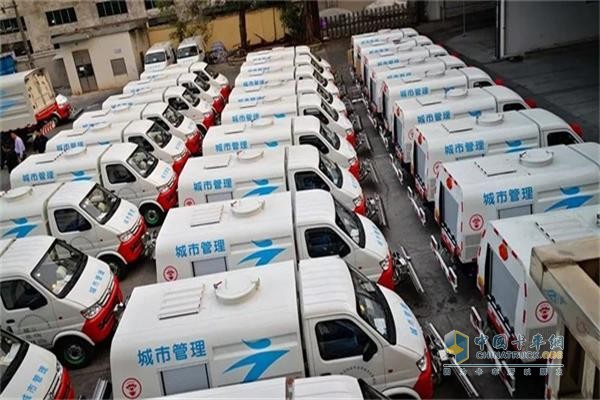 宇通環(huán)衛(wèi)59臺(tái)路面養(yǎng)護(hù)車交付現(xiàn)場