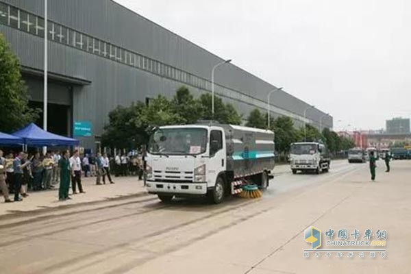 合加具備自動(dòng)駕駛功能的純電動(dòng)洗掃車(chē)