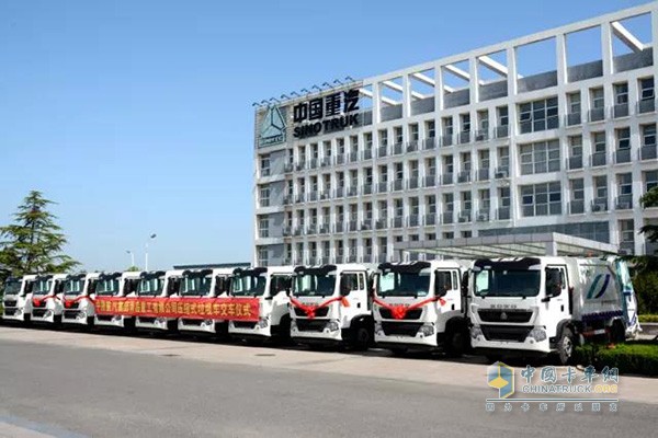 中國(guó)重汽集團(tuán)青島重工兩批次壓縮式垃圾車順利交付青島環(huán)衛(wèi)