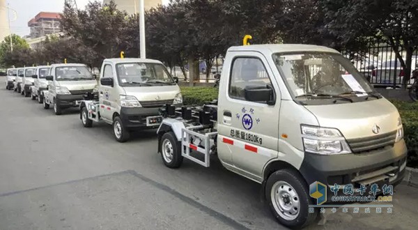 中集凌宇數(shù)十輛小型環(huán)衛(wèi)車下線，奔赴革命圣地——延安，即將投入服務，為當?shù)氐沫h(huán)衛(wèi)事業(yè)作出貢獻。