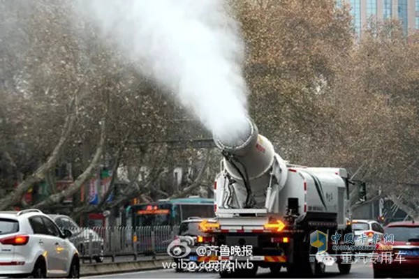 尾部多了一個“炮筒”，平推噴霧60米，高空降塵效果佳!
